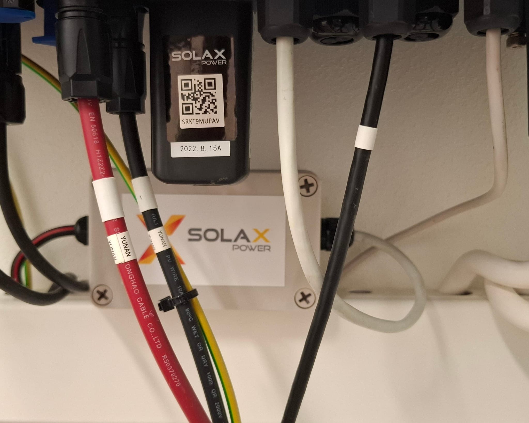 Zapojený adapter box SolaX s červenými a černými stejnosměrnými vodiči pro řízení přetoků do bojleru, Čimelice