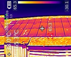 Termokamerový snímek fotovoltaického pole s barevnou teplotní škálou a odečteným horkým místem 65,3 stupně Celsia, Číčenice