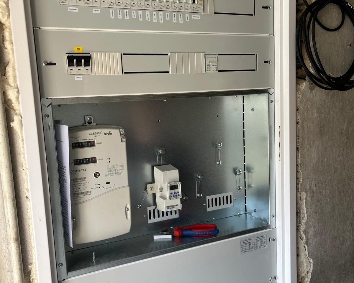 Nová plechová elektroměrová skříň s osazeným elektroměrem a hlavním jističem po výměně, Vodňany
