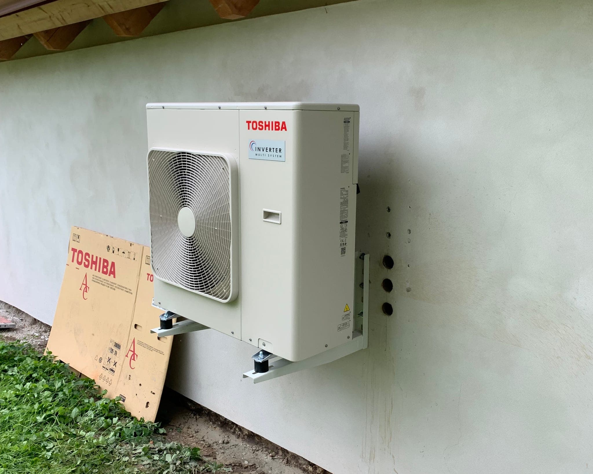 Venkovní jednotka klimatizace Toshiba multisplit osazená na konzolách na fasádě domu, Blatná